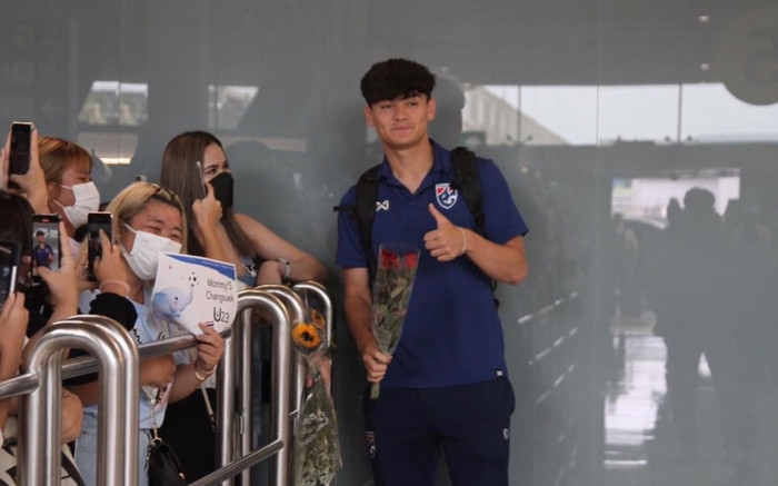 U23 Thái Lan về nước trong vòng vây của người hâm mộ Ảnh 2