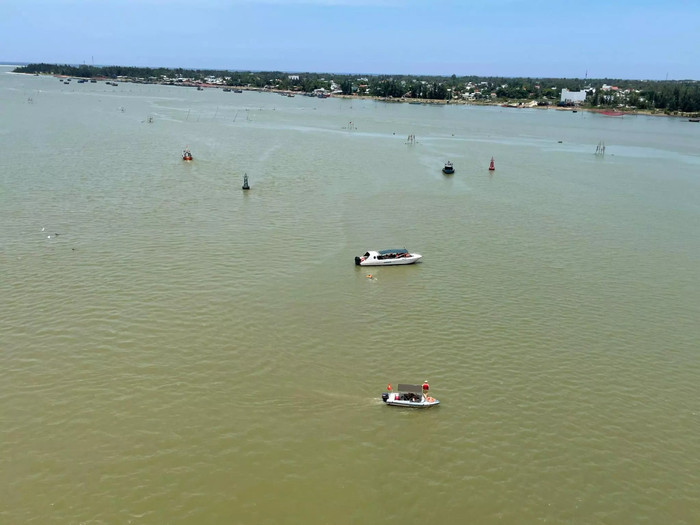 Lực lượng chức năng tìm kiếm người mất tích. Ảnh: C.A.