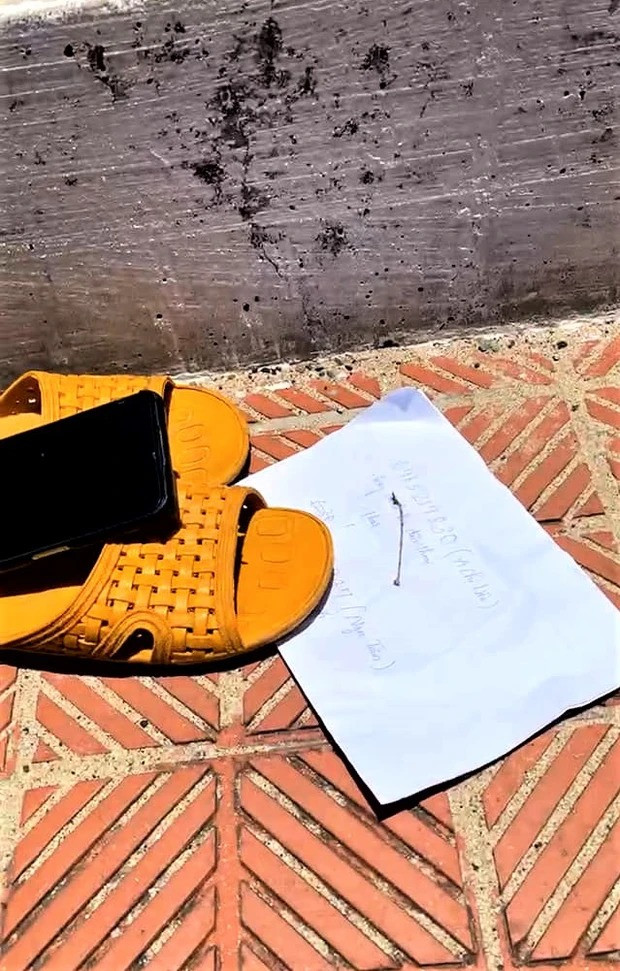 Cô gái để lại dép, mảnh giấy ghi số điện thoại của người thân. Ảnh: Trí Thức Trẻ