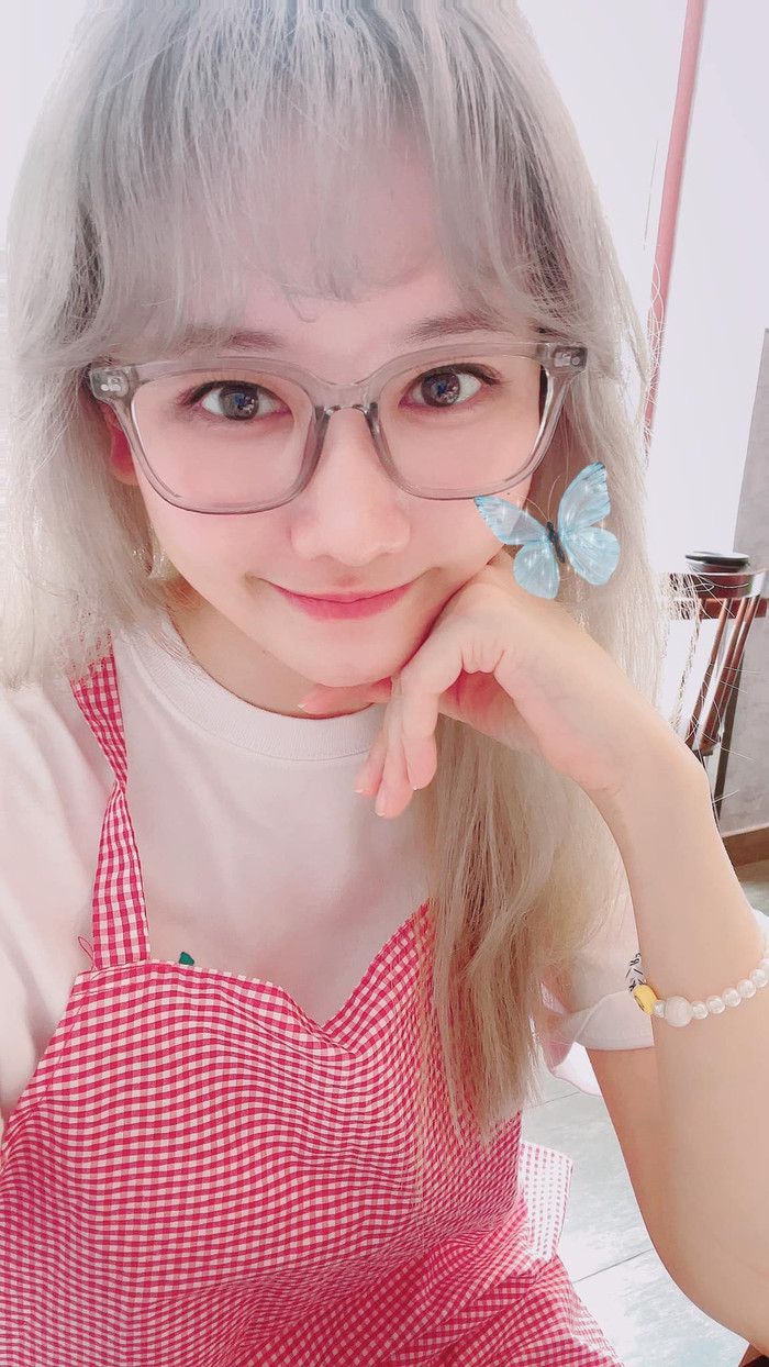 Phải công nhận một điều, kể từ lúc về chung nhà cùng Trấn Thành thì Hari Won cũng thăng hạng nhan sắc hơn trước rất nhiều. 