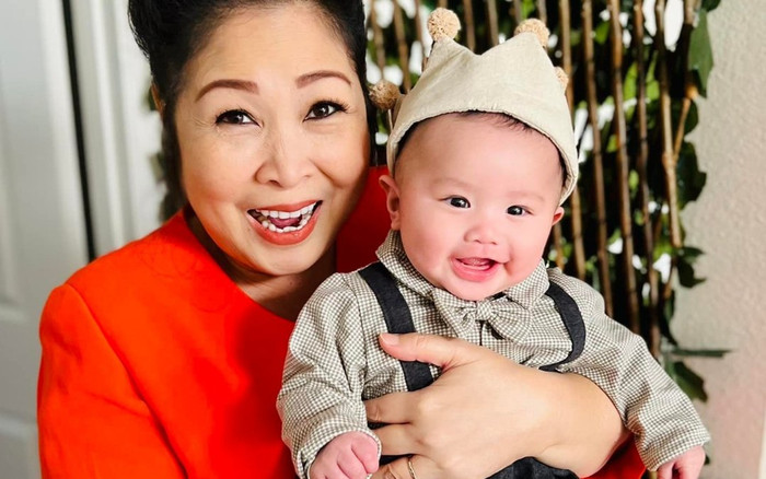 NSND Hồng Vân khoe món quà đặc biệt do ông xã tự tay làm dành tặng cháu ngoại Simba Ảnh 2