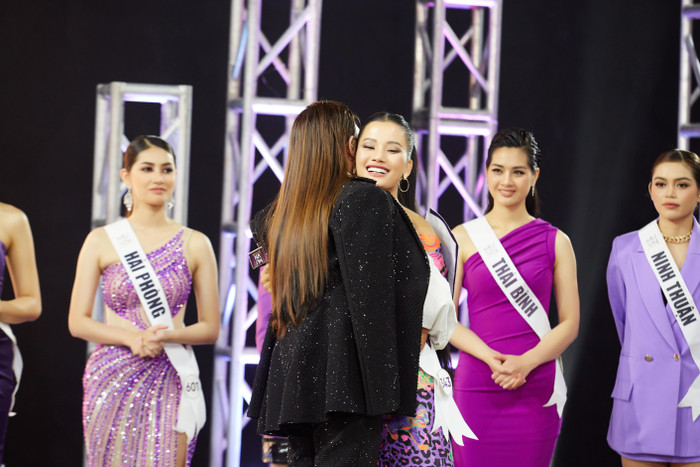 Khánh Vân bật khóc khi sắp hết nhiệm kỳ Hoa hậu Hoàn vũ Việt Nam Ảnh 5