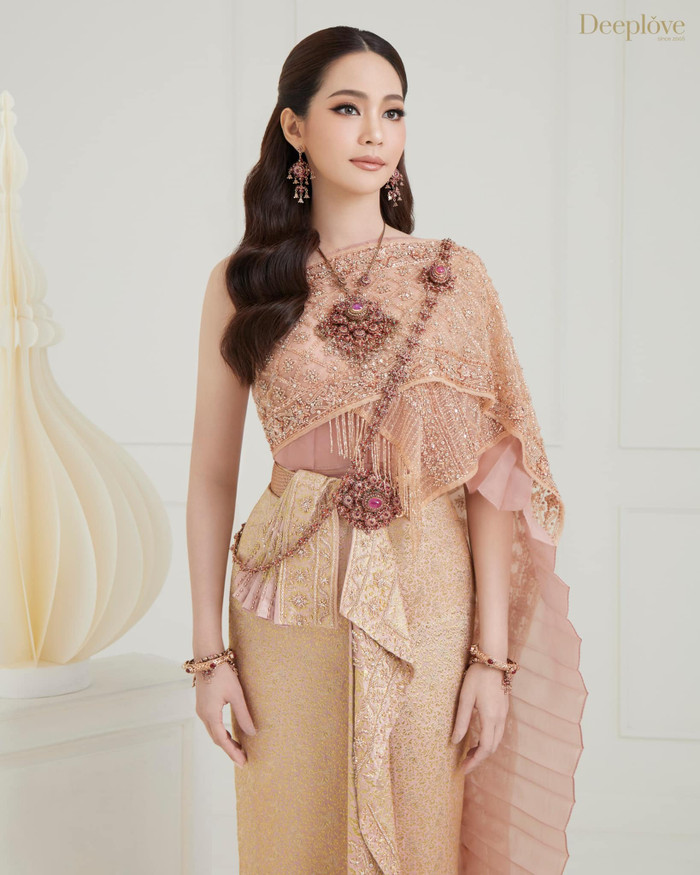 Gu ăn mặc 'biến hóa khôn lường' của Hoa hậu Quốc tế suốt bốn năm đương nhiệm Ảnh 13