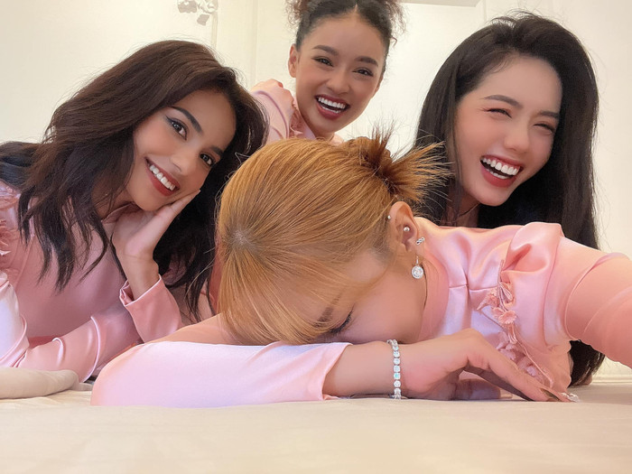 Tất cả diện trang phục màu hồng, với visual 'xinh hết nấc'.