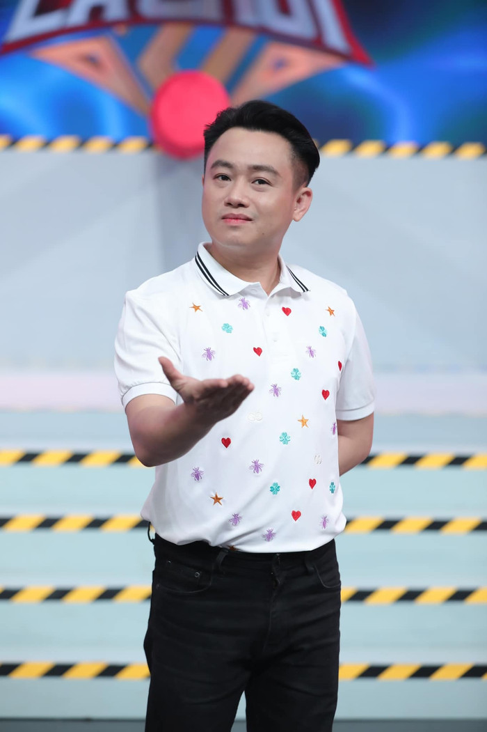 Diễn viên Hữu Tín sinh năm 1987, năm 2009 anh tốt nghiệp khoa diễn viên tại Đại học Sân khấu - Điện ảnh thành phố Hồ Chí Minh. Sau khi tốt nghiệp Hữu Tín đã về công tác tại sân khấu kịch Hồng Vân