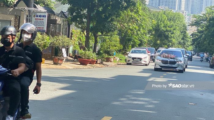 Nhà trai lộ diện, dàn xế hộp khủng đưa cô dâu 'về dinh' 