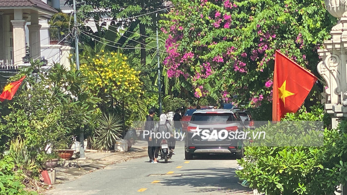 Khung cảnh trước nhà cô dâu.