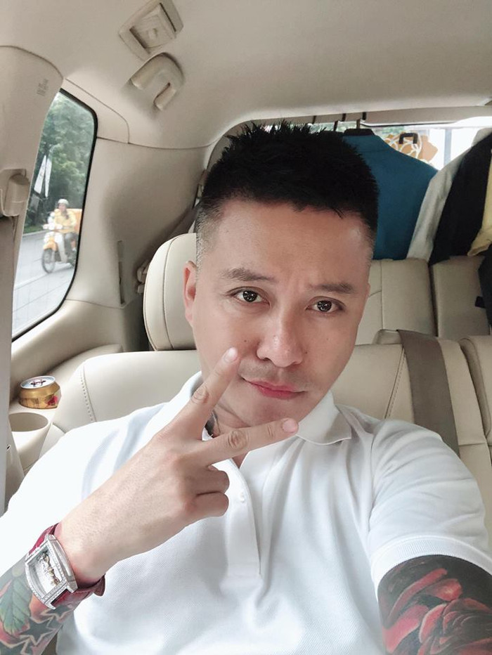 Hàng trăm người bất ngờ tụ tập trước ban công nhà ca sĩ Tuấn Hưng trong đêm tối: Chuyện gì thế này? Ảnh 6