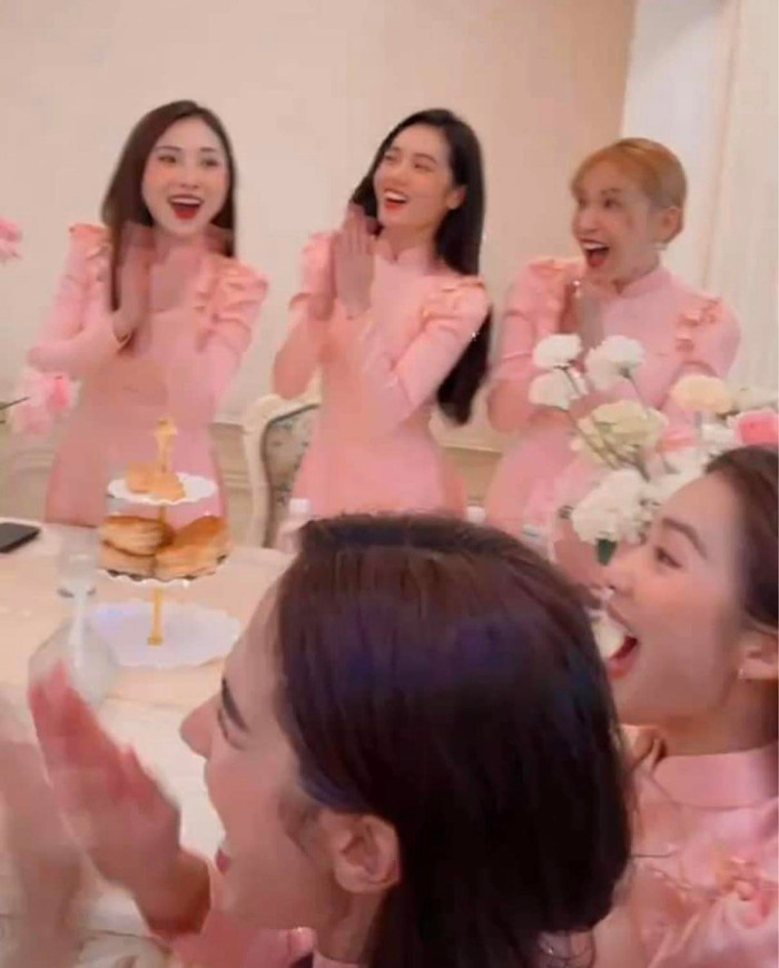 Trong ngày trọng đại này, Minh Hằng và ông xã đã nhờ sự trợ giúp của những người bạn thân thiết lâu năm.