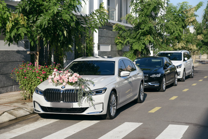 Dàn xe sang đón dâu trong lễ cưới của Minh Hằng