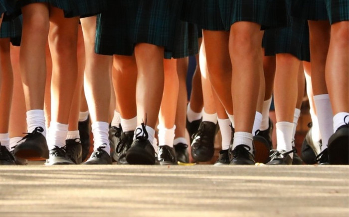 Nhiều phụ huynh không hài lòng vì trường học Anh cấm nữ sinh mặc váy đến trường Ảnh 2