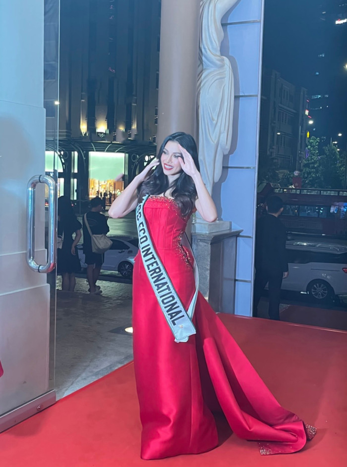 Góc máy sáng cũng không thể làm lu mờ nhan sắc của đương kim hoa hậu.