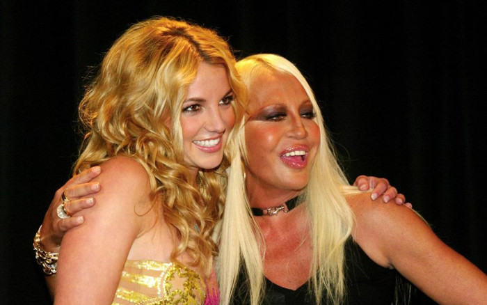 Britney Spears vẫn là nàng thơ vĩnh cửu của nhà mốt Versace sau 13 năm bị cha ruột 'giam cầm' Ảnh 2