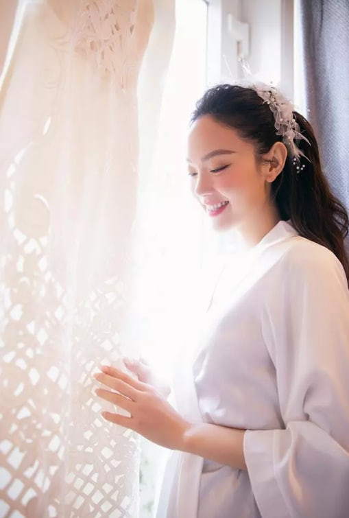 Trong bộ áo dài trắng nền nã, nhan sắc của Minh Hằng thật sự khiến ai nấy đều phải xuýt xoa vì quá xinh đẹp.