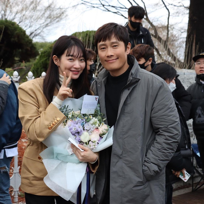 Lee Byung Hun và đàn em Shin Min Ah chụp ảnh kỉ niệm khi phim kết thúc.