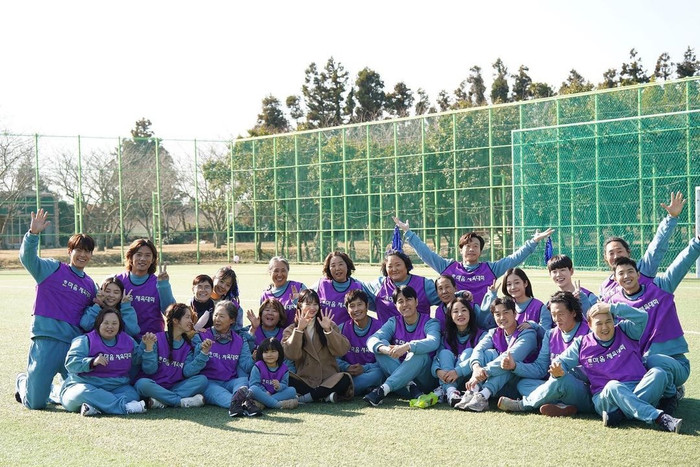 Dàn diễn viên trong Our Blues.