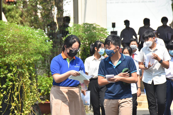 Thí sinh kết thúc kỳ thi tuyển sinh vào lớp 10 tại TP HCM ngày 12-6 Ảnh: TẤN THẠNH