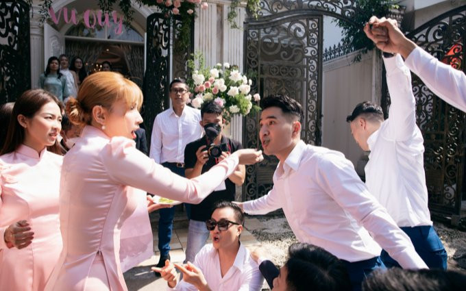 Những thử thách 'khó nhằn' trong lễ cưới sao Việt: Minh Hằng cho chồng leo thang, Ông Cao Thắng 'méo mặt' Ảnh 2