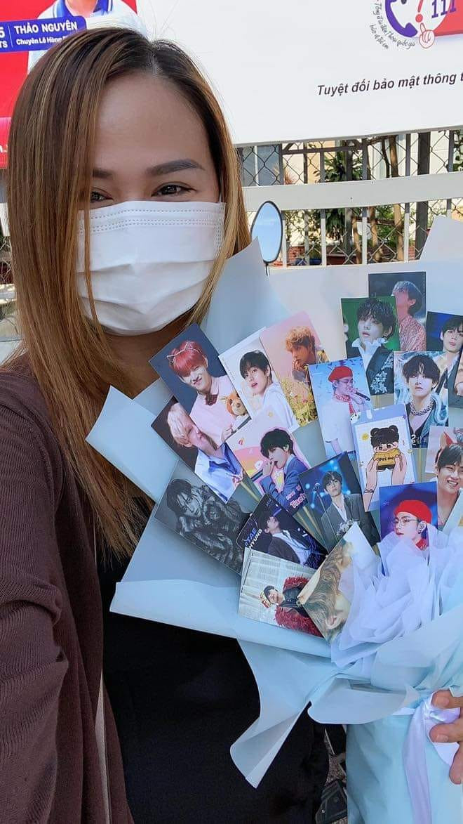 Bó hoa toàn ảnh BTS. Ảnh: Facebook.