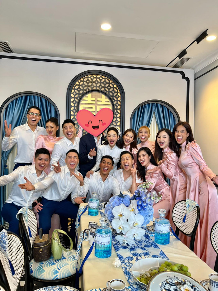 Bạn bè thân thiết đăng ảnh trên trang cá nhân khéo léo che chắn khuôn mặt của ông xã nữ ca sĩ