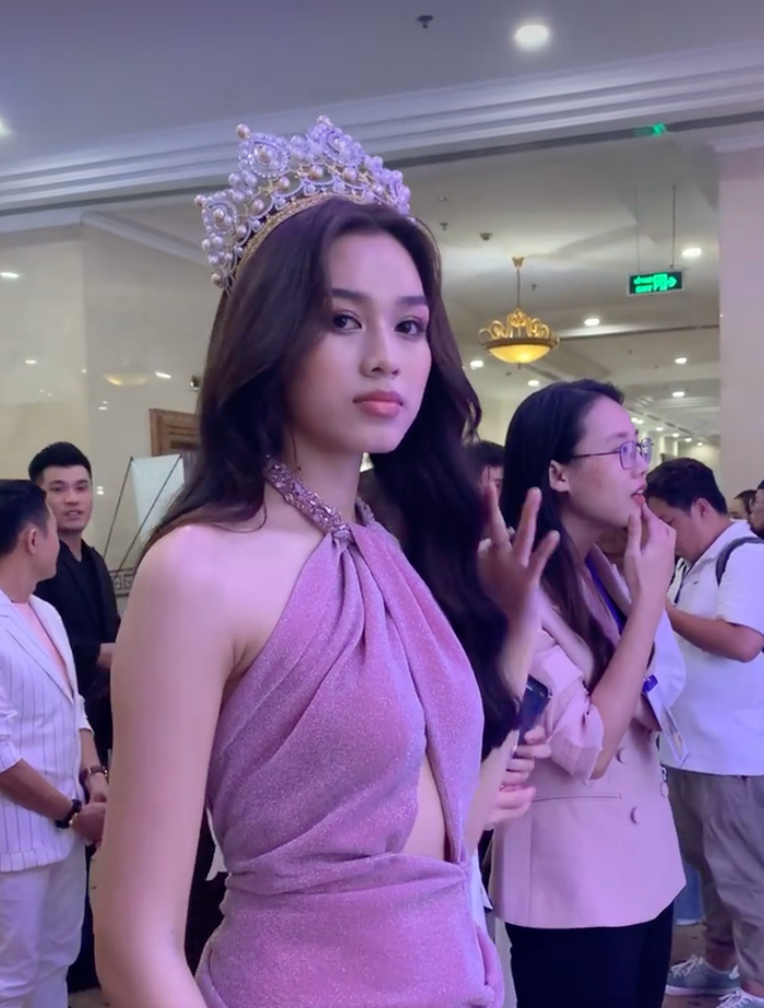 Kiều Loan giật trọn spotlight lấn át 'nữ chính' Á hậu Phương Anh tại buổi trao sash Ảnh 7