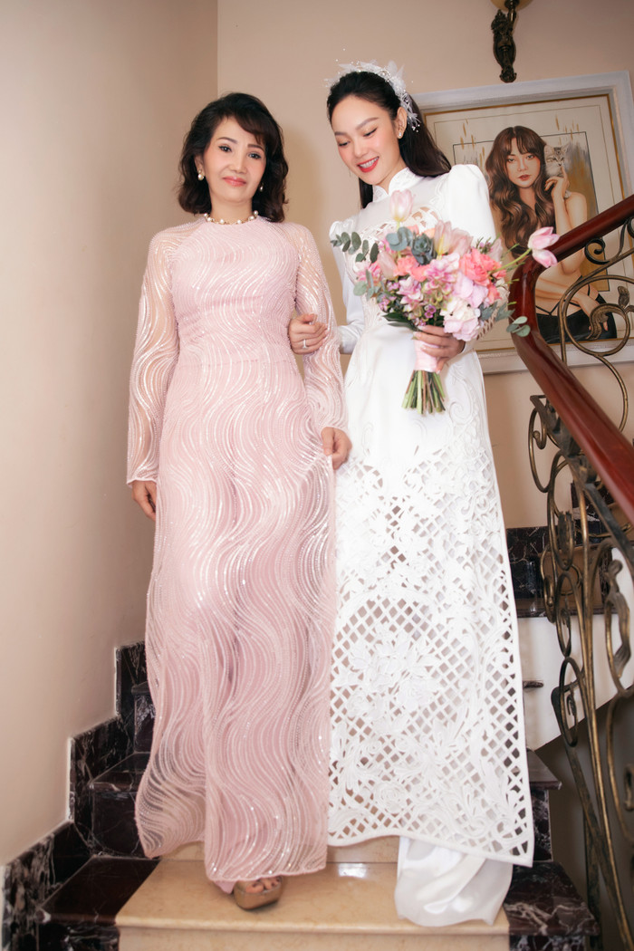 Minh Hằng bên mẹ trong thời khắc trọng đại.