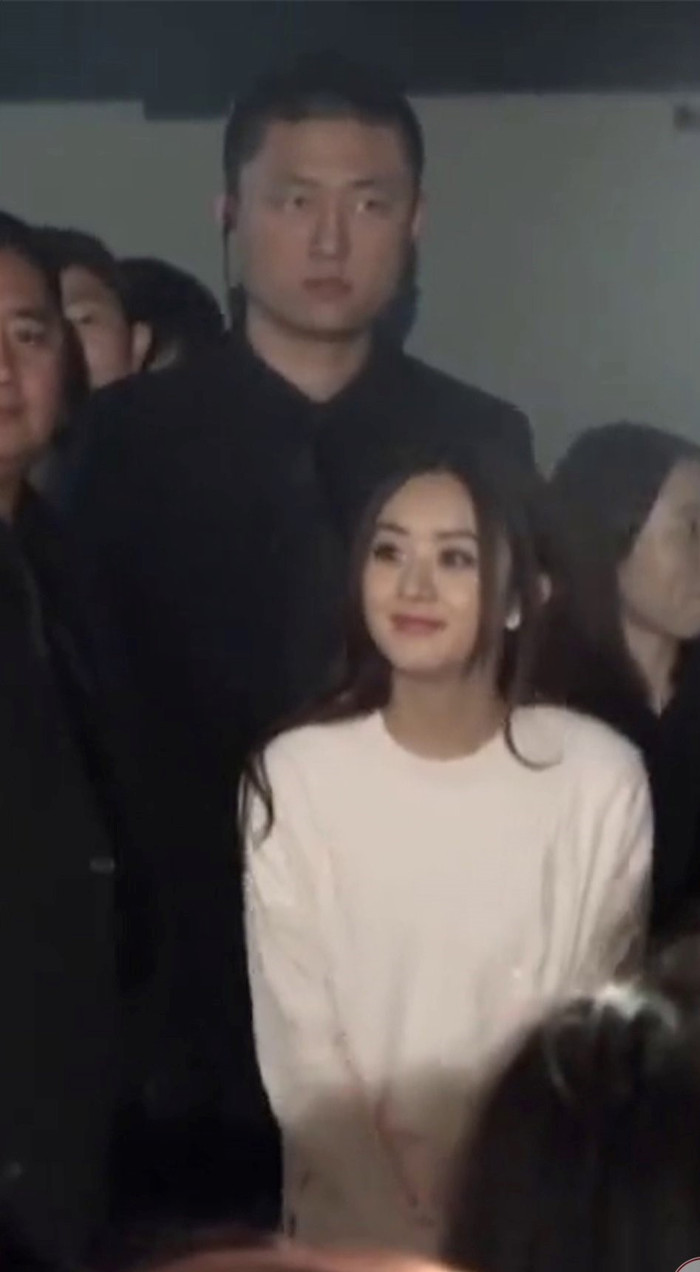 Triệu Lệ Dĩnh lộ diện xinh xuất sắc nhưng thái độ 'lồi lõm' của vệ sĩ mới đáng chú ý Ảnh 4