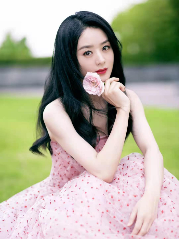 Triệu Lệ Dĩnh lộ diện xinh xuất sắc nhưng thái độ 'lồi lõm' của vệ sĩ mới đáng chú ý Ảnh 3