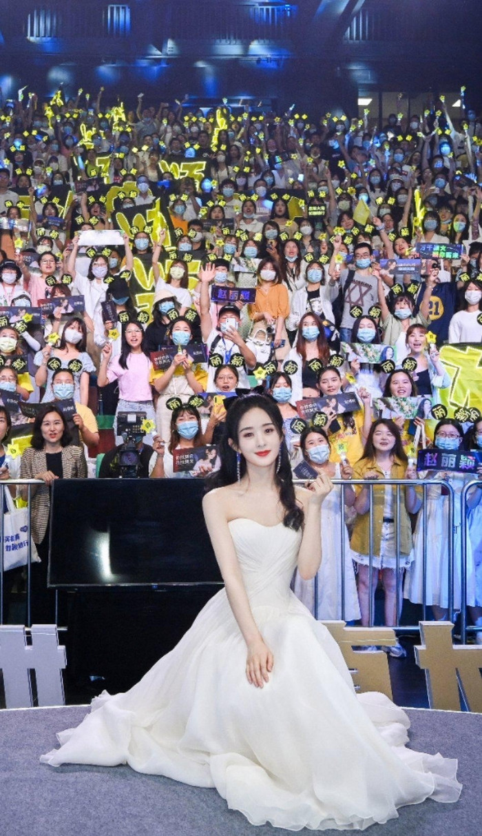 Triệu Lệ Dĩnh lộ diện xinh xuất sắc nhưng thái độ 'lồi lõm' của vệ sĩ mới đáng chú ý Ảnh 7