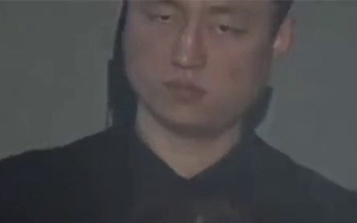 Gương mặt lạnh lùng của vệ sĩ Triệu Lệ Dĩnh.