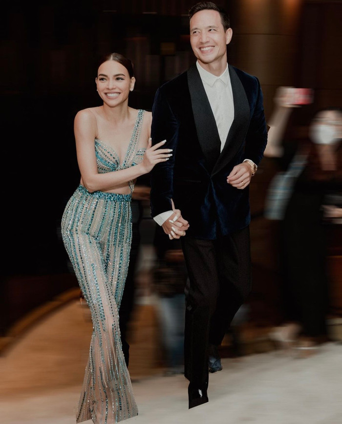 Hà Hồ rạng rỡ khi được ông xã Kim Lý tháp tùng đi dự sự kiện.