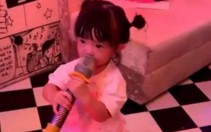 Winnie 'cướp' mic khoe giọng trong lần đầu 'trốn' bố mẹ đi hát karaoke Ảnh 2