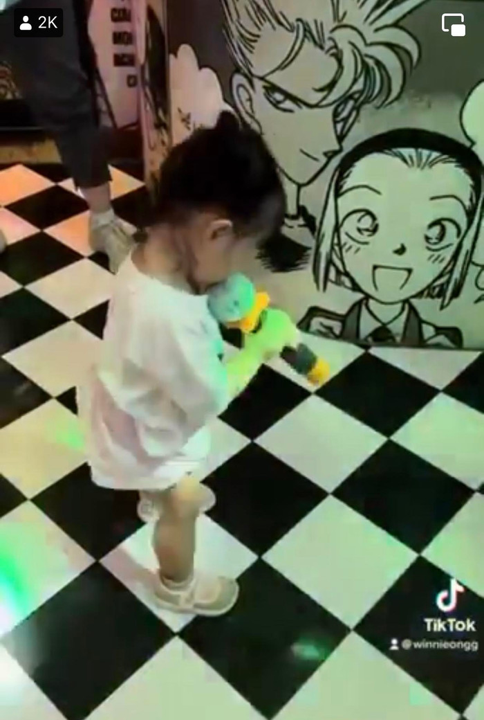 Cô bé trưng trổ giọng hát không hề thua kém bố mẹ.