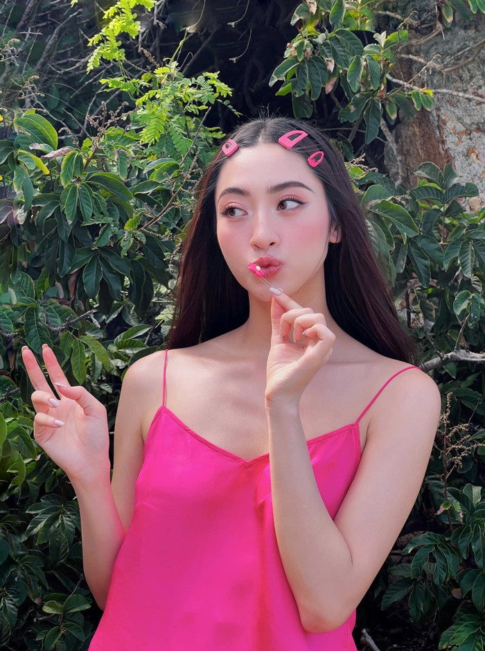Chọn lớp makeup hồng nhẹ nhàng, Lương Thùy Linh khoe nhan sắc dịu dàng, đằm thắm khi kết hợp với kiểu tóc kẹp mái 'làm mưa làm gió' trên mạng xã hội.