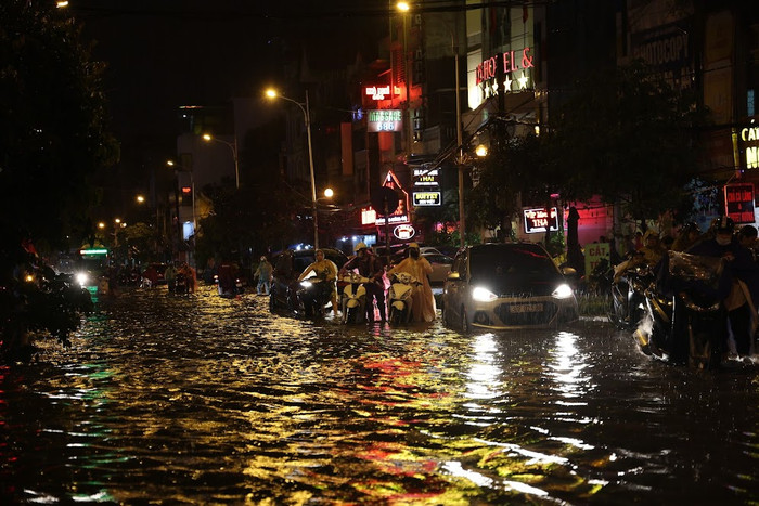Hàng loạt phương tiện, người dân không thể di chuyển do ngập trong đêm.