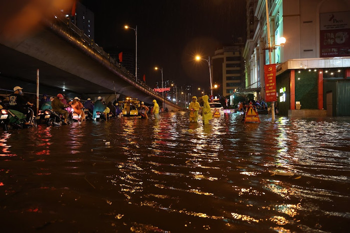 Nhiều tuyến phố ngập sâu trong nước sau trận mưa lớn.