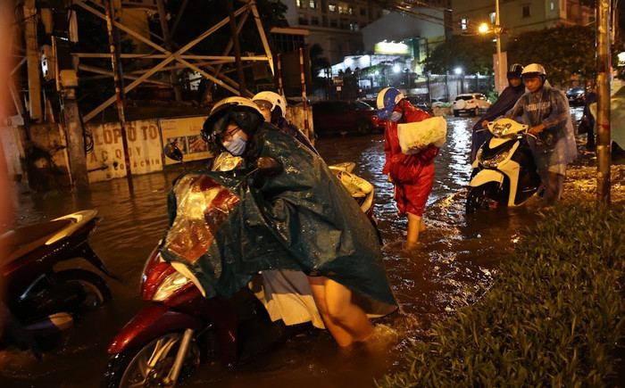 Chùm ảnh: Nhiều tuyến phố tại Hà Nội chìm trong 'biển nước' sau trận mưa lớn Ảnh 2
