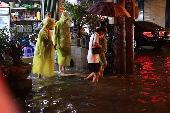 Chùm ảnh: Nhiều tuyến phố tại Hà Nội chìm trong 'biển nước' sau trận mưa lớn Ảnh 11