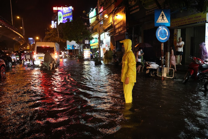 Chùm ảnh: Nhiều tuyến phố tại Hà Nội chìm trong 'biển nước' sau trận mưa lớn Ảnh 13