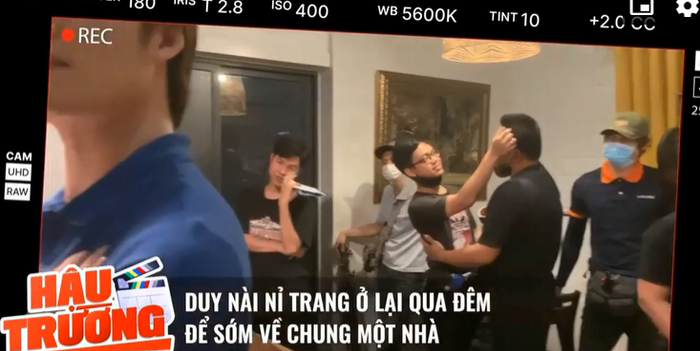 Các thành viên trong ê kíp Thương Ngày Nắng Về 'bắt chước' cảnh Đình Tú và Huyền Lizzie ôm nhau.