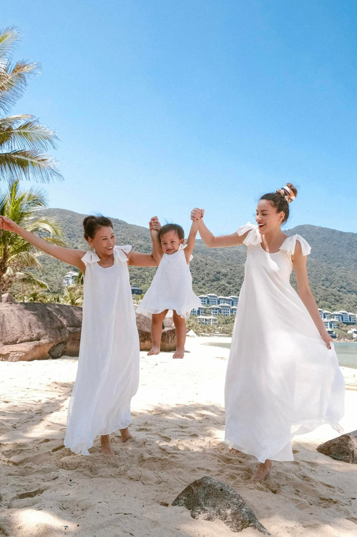 Cô thường diện những trang phục như váy maxi để che đi vòng hai của mình.