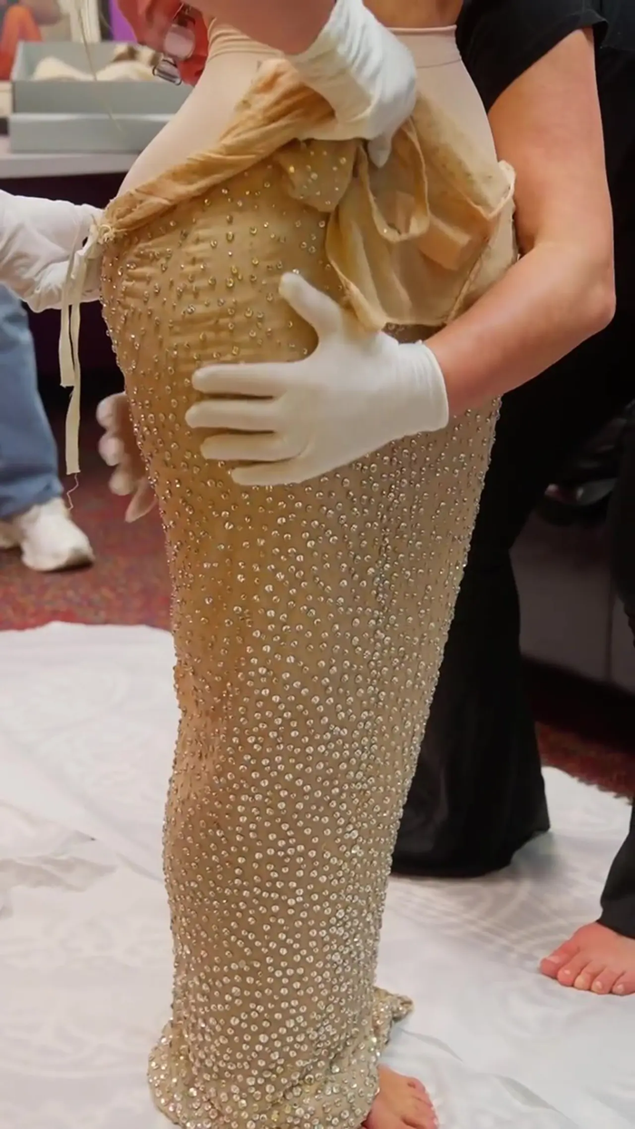 Việc co kéo một cách thô bạo đã khiến cho chiếc váy bị hư hại nặng nề.