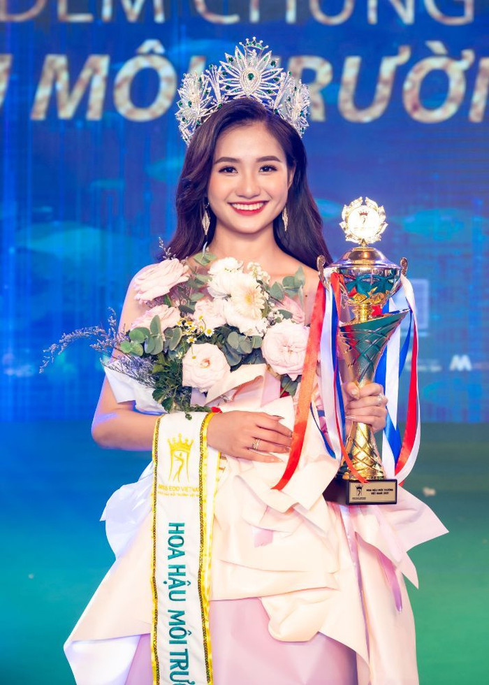 Đương kim Miss Eco International Kathleen Paton trao vương miện cho tân Hoa hậu Môi trường Việt Nam Ảnh 1