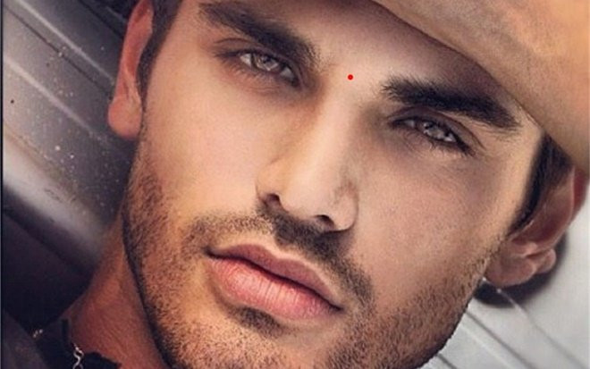 Những nốt ruồi son trên mặt đàn ông báo hiệu tài vận may mắn, cuộc sống sung túc đủ đầy Ảnh 2