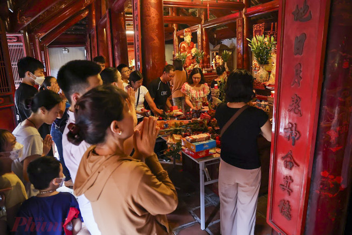 Điện thờ luôn chật kín người đến thắp hương và cầu khấn. Ảnh: Báo Phụ Nữ.