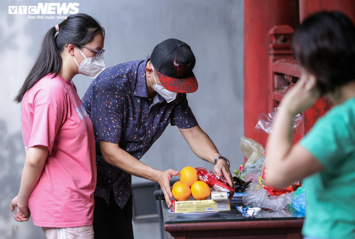 Phụ huynh dâng trái cây, lễ vật lên cúng. Ảnh: VTC News. 