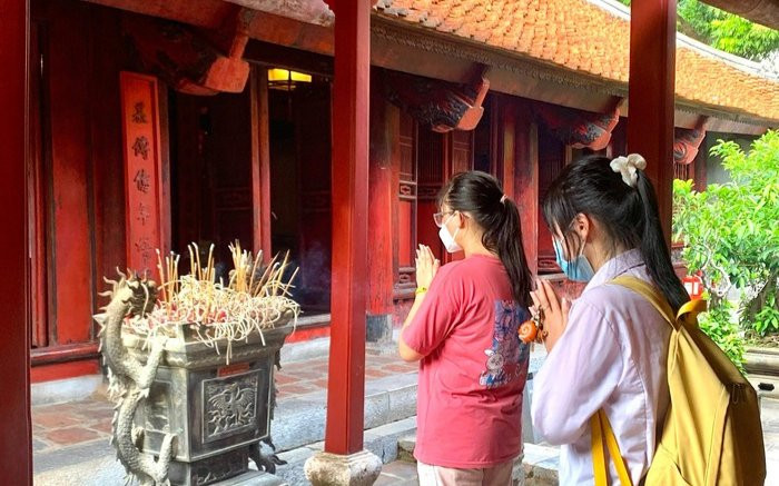 Sĩ tử đến Văn Miếu xin chữ, cầu may cho kỳ thi tuyển sinh 10 Ảnh 2