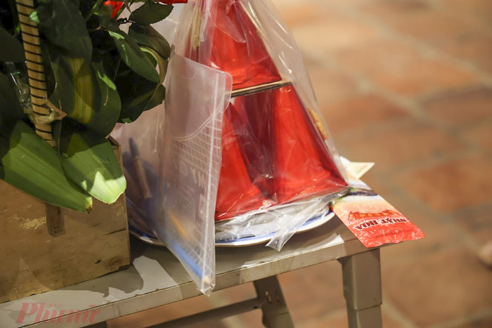 Lễ vật cùng các đồ dùng học tập của các sĩ tử được phụ huynh mang theo dâng lên điện thờ. Ảnh: Báo Phụ Nữ.