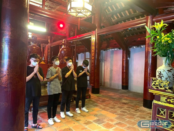 Từng tốp học sinh thành kính khấn cầu mong đạt điểm cao trong kỳ thi sắp tới. Ảnh: Giaoduc.net