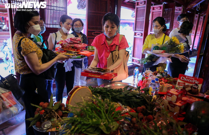 Các phụ huynh cùng con đến Văn Miếu xin chữ. Ảnh: VTC News.